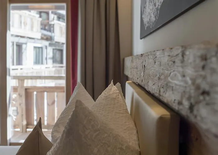 The By Regina * Ζόλντεν